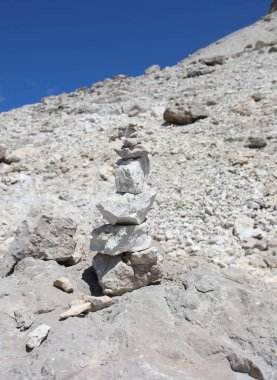 Birbiri üzerine istiflenmiş taş yığını CAIRN adı verilen bir yol veya bir yürüyüşçüyü takip etmek için bir yol gösterir