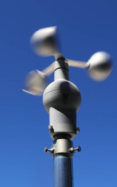 Üç dönen metal yarıküreyle rüzgar hızını ölçmek için profesyonel anemometre