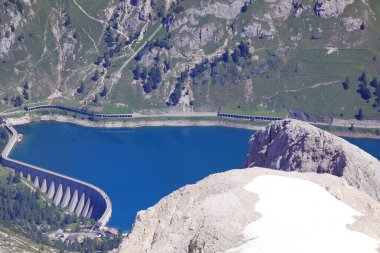 LAGO FEDAIA adı verilen yapay alp gölü, yaz boyunca Kuzey İtalya 'daki MARMOLADA dağının eriyen sularını topluyor.