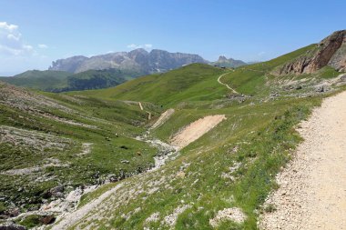Avrupa Alpleri 'nin ortasındaki vadiye inen patika Kuzey İtalya' daki Dolomitler dağ grubunda yaz mevsiminde