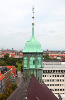 Kuzey Avrupa 'daki Danimarka şehrinin çatıları üzerinde yeşil bakır oksit renginde küçük kubbe
