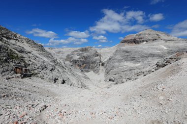 Pordoi Dağı 'ndan İtalyan Alpleri' nin nefes kesici manzarası yaz boyunca birçok kaya ve az bitki örtüsüyle kuzeye bakıyor.