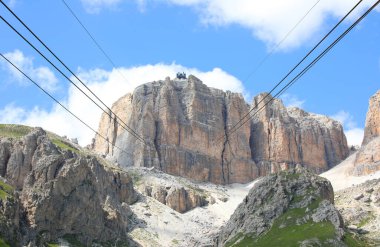 Kuzey İtalya 'daki Avrupa Alplerinde SASS PORDOI adı verilen teleferik istasyonları ve çelik kablolar