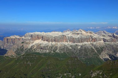 Dolomit dağ grubundaki Avrupa Alpleri 'nin geniş açı görüntüsü yazın şımarık Pordoi' nin Piz boe 'su olarak adlandırılır.