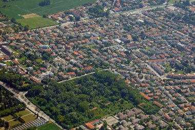 Uçuş sırasında bir uçaktan görülen bir düzlükteki ev çatılarının havadan görünüşü