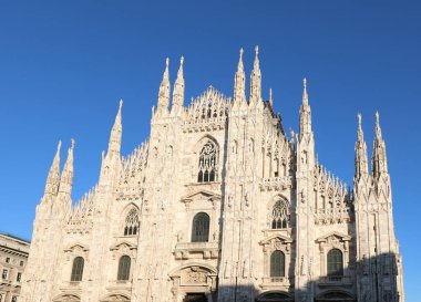 Kuzey İtalya 'da Milano' da Avrupa 'da yüksek kuleleri olan Duomo cephesi