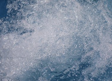 Suyun ortasında binlerce kabarcığın arka planında insanlar olmadan