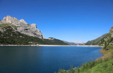 LAGO FEDAIA adlı Alp Gölü ve yazın Kuzey İtalya 'da Dolomite Dağları' ndaki beton baraj