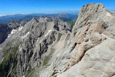 Kuzey İtalya 'daki Avrupa Alpleri' nin Dolomitler dağ sırasındaki deniz seviyesinden 3000 metre yükseklikteki Marmolada dağ grubunun nefes kesici panoramik görüntüsü yaz boyunca