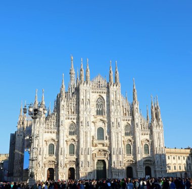 Kuzey İtalya 'daki Milano Katedrali' nin Gotik cephesi DUOMO DI MILANO