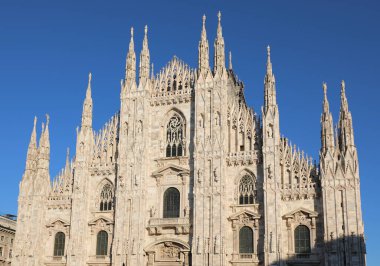 Kuzey İtalya 'daki Milano Katedrali' nin Gotik cephesi DUOMO DI MILANO ve mavi gökyüzü