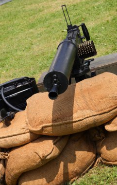 Birinci Dünya Savaşı sırasında İtalyan askerleri tarafından ulusal sınırları ve siper kum torbalarını savunmak için kullanılan tarihi makineli tüfek.