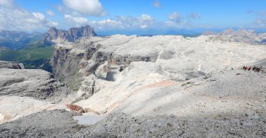 İtalya 'nın kuzeyindeki Avrupa Alpleri' nde kayalık ve çorak bir araziye sahip İtalyan Dolomitlerinin fantastik panoramik manzarası