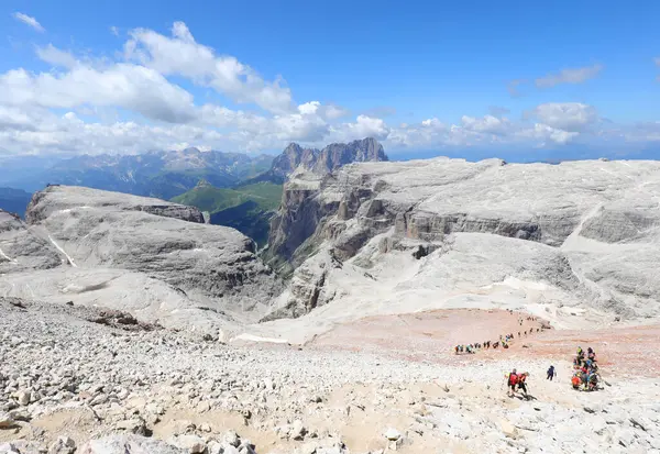 Dolomitler 'deki Avrupa Alpleri' nde kayalık yolda olan insanlar yazın Kuzey İtalya 'da sıradağlar oluştururlar.
