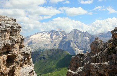 Dolomitlerdeki Avrupa Alpleri 'nin buzullu Marmolada Dağı Kuzey İtalya' daki Dolomitler Dağları
