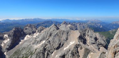 Yazın Avrupa Alplerinde İtalya ile Avusturya arasındaki sınıra doğru 3300 metreden nefes kesen manzara