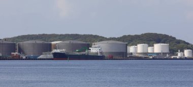 Deniz kıyısındaki bir sanayi limanında gaz ve hidrokarbon depolamak için büyük depolama tankları