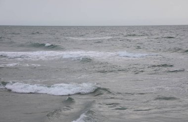 Kuzey Danimarka 'da Grenen adında bir yer. Kuzey Denizi ve Baltık Denizi' nin birleştiği ve sudaki dalgaların birbirine çarptığı bir yer. Ama tuzluluk farkı nedeniyle karışmazlar.