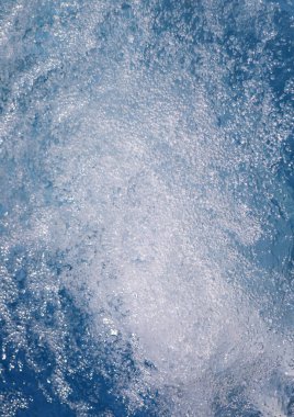 Boş bir yüzme havuzunda binlerce kabarcık