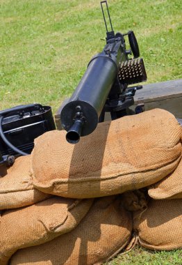 Birinci Dünya Savaşı sırasında kullanılan tarihi siyah su soğutmalı makineli tüfekli bir siperin kum torbası.