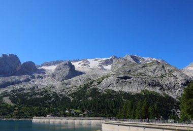 Marmolada Buzulu ve Dolomite Dağları 'ndaki Avrupa Alpleri' ndeki FEDAIA Gölü Kuzey İtalya 'daki Dağlar