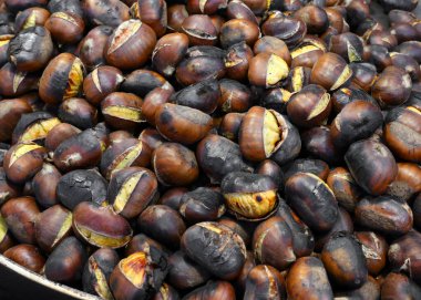 Birçok kavrulmuş kestane, güz mevsiminin tipik sokak yemekleri ve kavrulmuş deri.