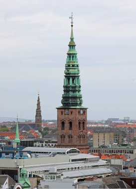 Kopenhag 'ın çatıları ve kilise kulesi Kuzey Avrupa' nın Danimarka başkentidir.