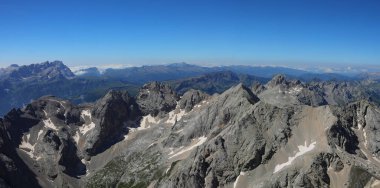 Kuzey İtalya 'daki Avrupa Alpleri' nin Marmolada Dağı 'nda 3000 metre yükseklikten panoramik manzara