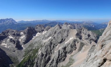 3000 metre yükseklikten Avrupa Alpleri 'ndeki dağ zirveleriyle nefes kesici panoramik manzara