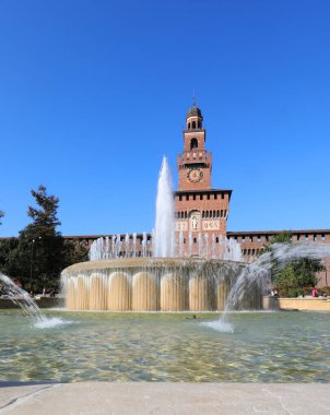 Milan, MI, İtalya - 2 Kasım 2024: Sforza Kalesi 'nin çeşmesi ve ana kulesi, aynı zamanda İtalyanca olarak CASTELLO SFORZESCO olarak da bilinir.