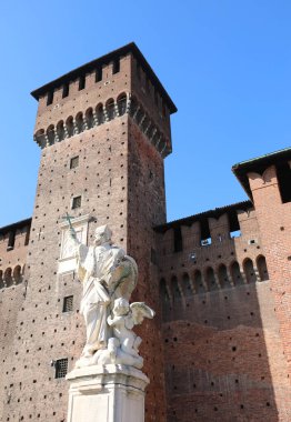 Milan, MI, İtalya - 2 Kasım 2024: Nepomuk Aziz John 'un dövmesi Sforza Kalesi' nin avlusunda