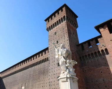 Milan, MI, İtalya - 2 Kasım 2024: Nepomuk Aziz John 'un dövmesi Sforza Kalesi' nin avlusunda