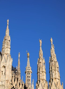 Milan, MI, İtalya - 2 Kasım 2024: Lombardiya İtalya Bölgesindeki DUOMO DI MILANO Katedrali 'nde Bakire Meryem' in küçük altın heykeli