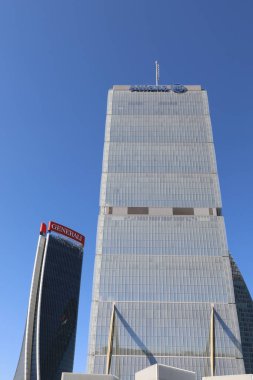Milan, MI, İtalya - 2 Kasım 2024: çok ünlü Avrupa sigorta şirketlerinin genel merkezlerinin gökdelenleri