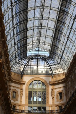 Milan, MI, İtalya - 2 Kasım 2024: Galerinin içinde Galeriyle Tavan İTaly Kralı II.