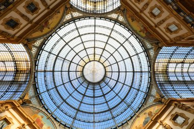 Milan, MI, İtalya - 2 Kasım 2024: Galleria Vittorio Emanuele II 'nin en önemli parçası olan cam kubbe