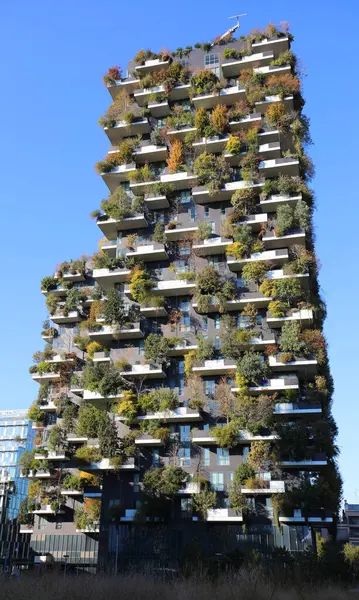 Milan, MI, İtalya - 2 Kasım 2024: Dikey Orman veya BOSCO VERTICALE adı verilen ağaç ve bitkilerle dolu terasları olan modern gökdelen