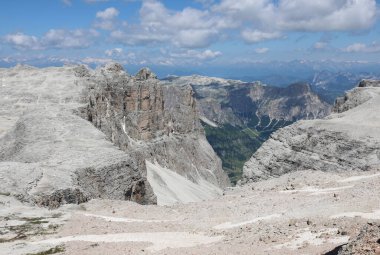 Dolomitlerdeki Avrupa Alplerindeki panoramik manzara İtalya 'da yaz aylarında sıradağlara yayılır