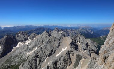 Kuzey İtalya 'da yaz mevsiminde 3000 metrede çok az bitki örtüsü bulunan dağ sıraları
