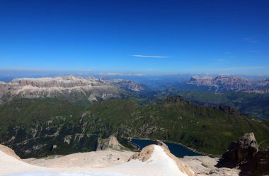 Dolomitlerdeki Avrupa Alplerinde mavi gökyüzü ile panoramik manzara, İtalya 'da yaz aylarında dağlar arasında değişmektedir.