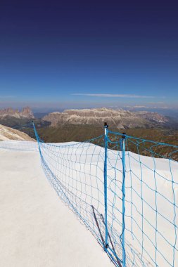 Kuzey İtalya 'daki Marmolada Dağı' nın buzulu sıcağa karşı özel bir koruma örtüsü ve turist dağcıları için bir güvenlik ağı ile kaplıdır.