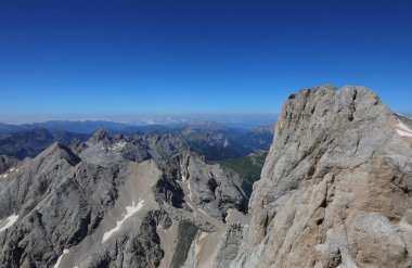 3000 metrenin üzerindeki Avrupa Alpleri manzarası ve Kuzey İtalya 'da yaz boyunca Marmolada Dağı zirvesi