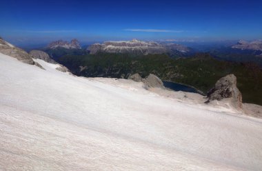 Marmolada buzulu, Afrika 'dan Kuzey İtalya' ya rüzgarla sürüklenen çöl kumlarıyla kaplı.