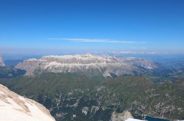 Kuzey İtalya 'da DOLOMITES adı verilen Avrupa Alplerinin panoraması 3000 metre yükseklikteki Marmolada buzulundan görülmektedir.
