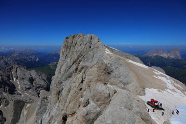 Dağın zirvesi Marmolada PUNTA PEDIA olarak adlandırılır. 3343 metrede ve yazın buzulda