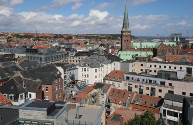 Uçsuz bucaksız çatıları ve çan kuleleri olan İskandinav kuzey Avrupa şehrinin hava manzarası,,,