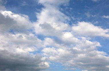 Mavi gökyüzü ve beyaz bulutlu doğal zemin hava tahminleri için ideal bir zemin