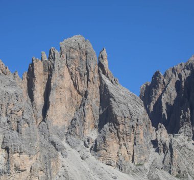 CINQUE DITA adlı dağ, Güney Avrupa 'daki dağ tarafından yutulan taşlaşmış bir devin elini sembolize ediyor.