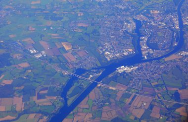 Şehrin ekili tarlaları, yolları, köprüleri ve evleri ile neredeyse uydu görüntüsü