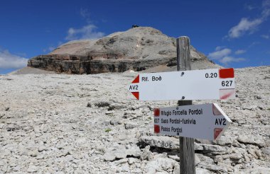 İtalyanca dağ konumları ve Avrupa Alpleri 'nde yürüyüş saatleri gösteren yön işaretleri